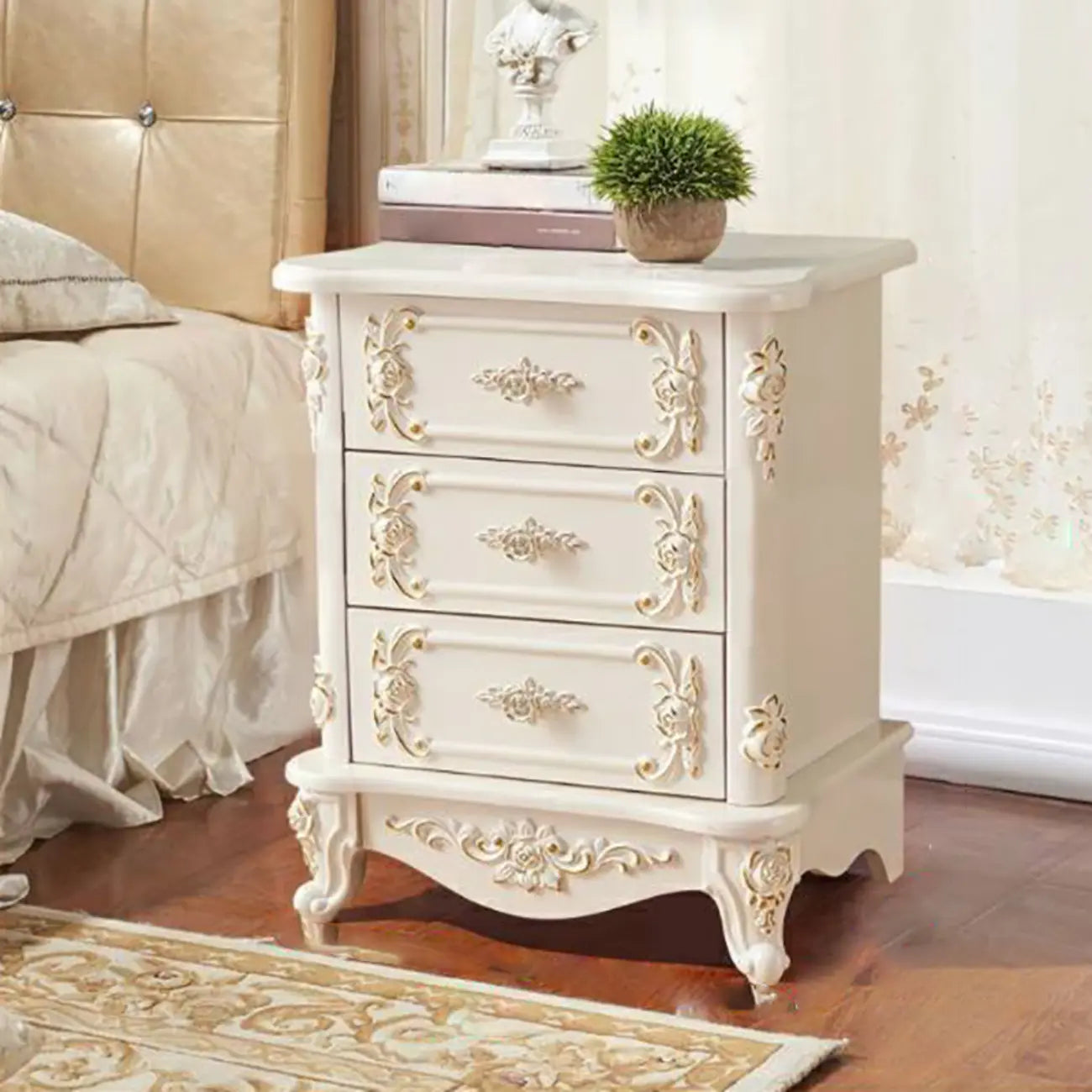Table de chevet traditionnelle en bois blanc sculpté à 3 tiroirs
