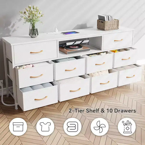 Meuble TV blanc de 63 pouces de large pour téléviseur de 75 pouces, commode à 10 tiroirs de rangement en tissu, station de recharge, lumières LED, console multimédia, meuble de chambre à coucher.