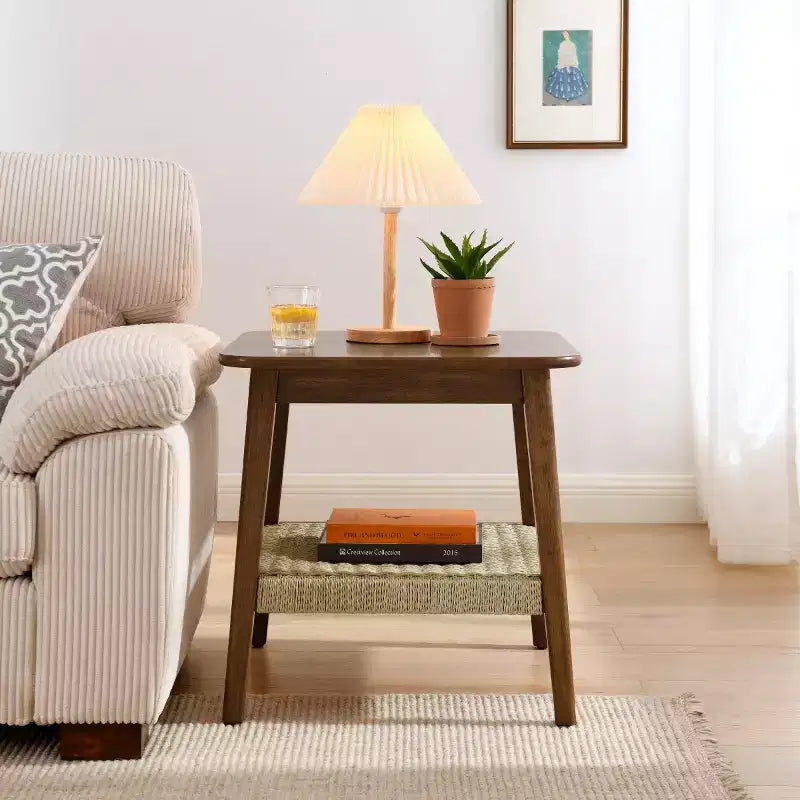 Table d'appoint carrée mi-siècle 23" avec étagère ouverte tissée, pieds en bois massif, table d'appoint à 2 niveaux pour salon, chambre ou bureau-Panipeachy