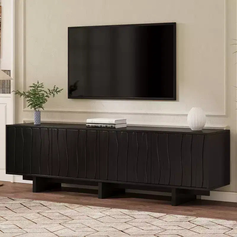 Meuble TV JVNOXK de 69 pouces au style rustique avec grain de bois vintage et portes d'armoire ondulées, adapté aux téléviseurs jusqu'à 75 pouces ; idéal pour les salons