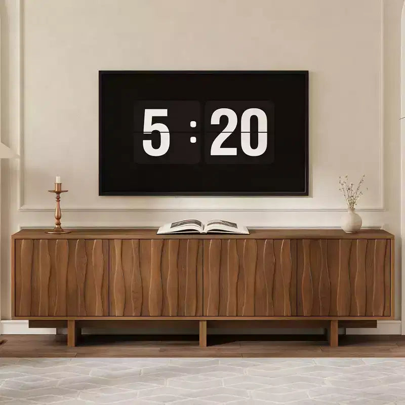 Meuble TV JVNOXK de 69 pouces au style rustique avec grain de bois vintage et portes d'armoire ondulées, adapté aux téléviseurs jusqu'à 75 pouces ; idéal pour les salons