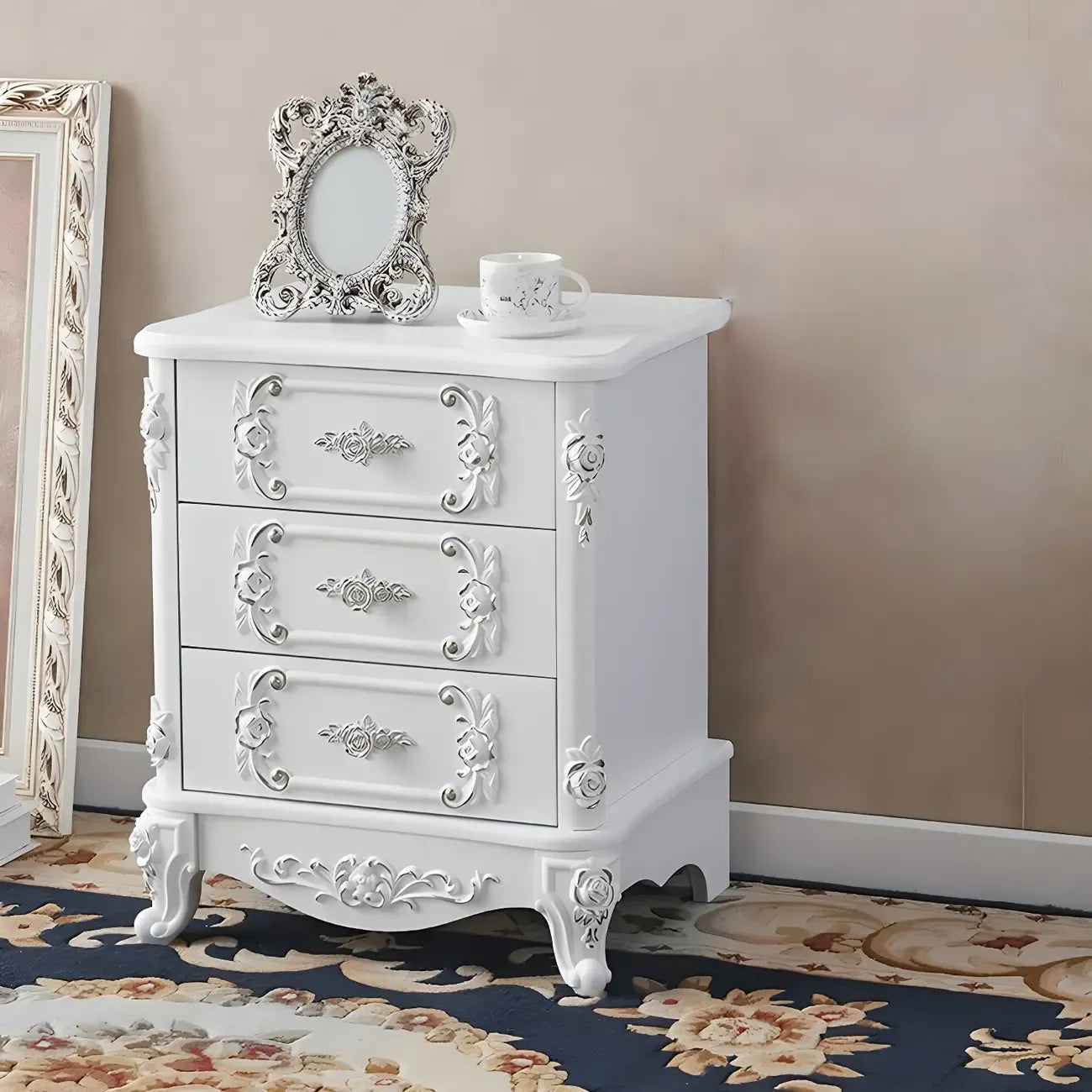 Table de chevet traditionnelle en bois blanc sculpté à 3 tiroirs