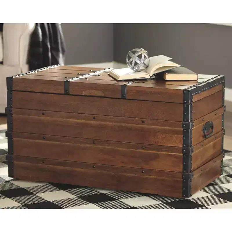 Kettleby Coffre de Rangement Marron - Signature Design by Ashley : d'Inspiration Vintage, Table Basse, Décoration de Ferme