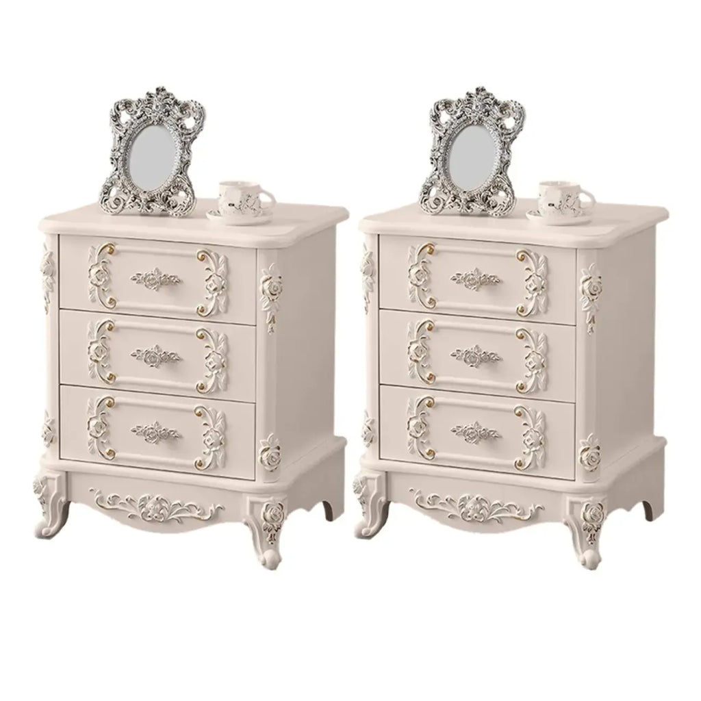 Table de chevet traditionnelle en bois blanc sculpté à 3 tiroirs