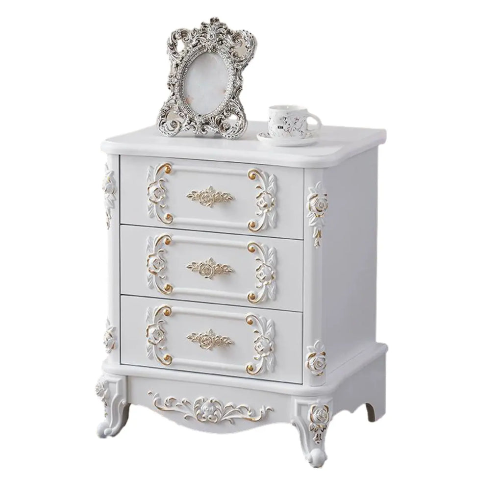 Table de chevet traditionnelle en bois blanc sculpté à 3 tiroirs