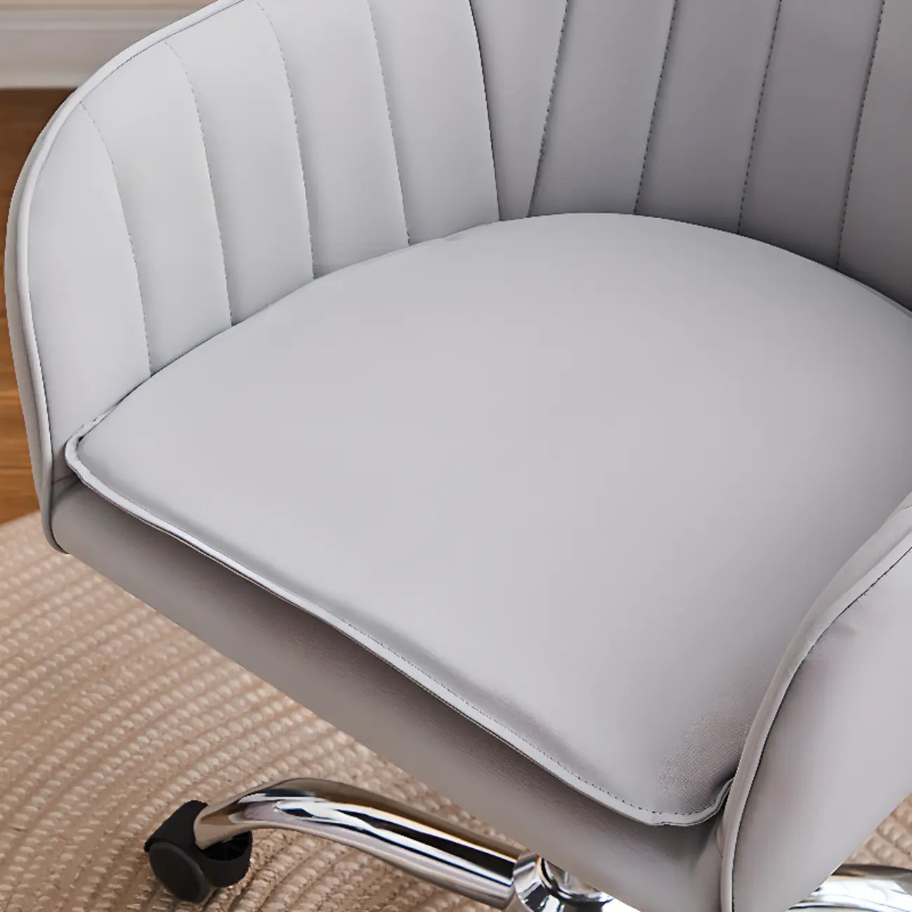 Chaise de bureau pivotante en cuir gris élégant