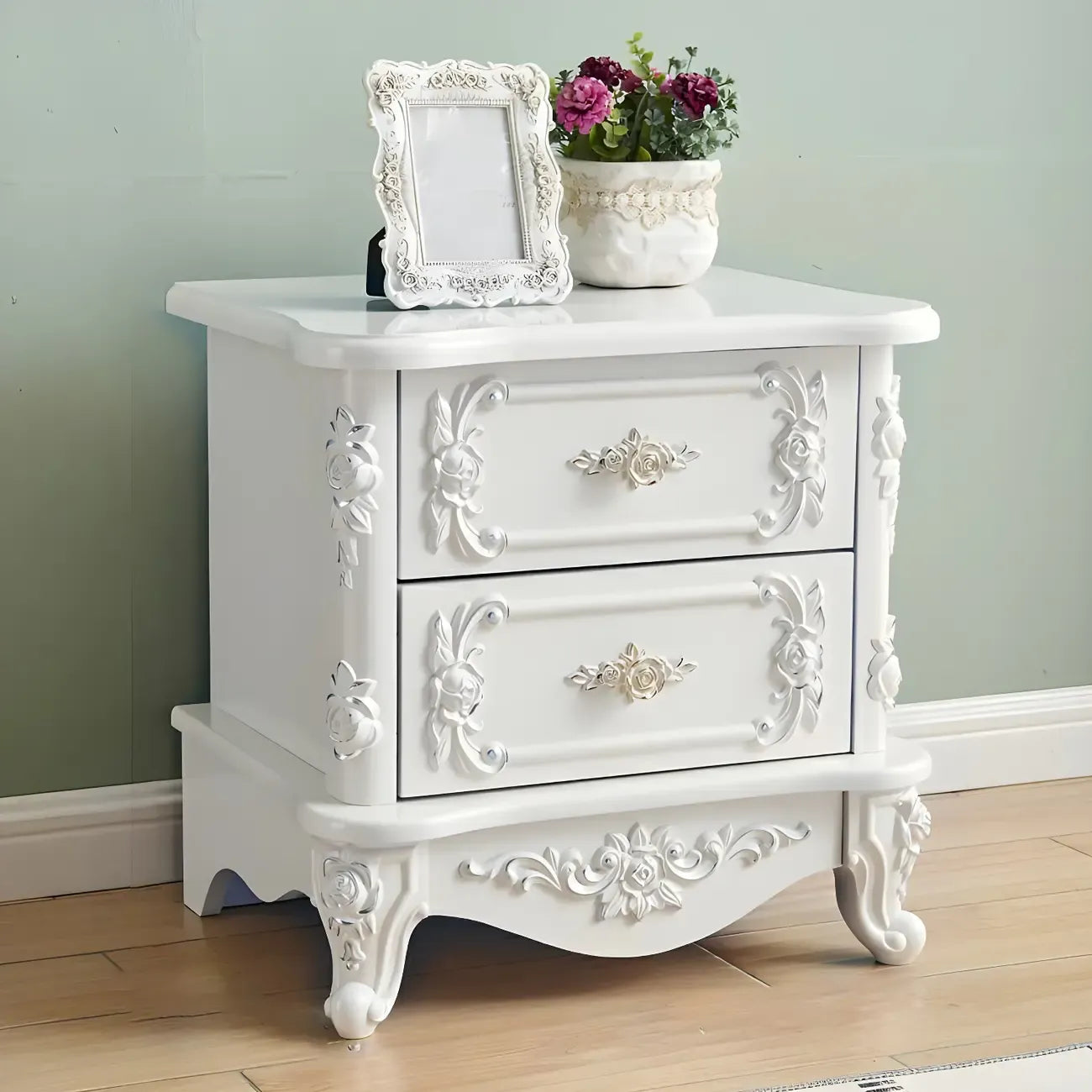 Table de chevet traditionnelle en bois blanc sculpté à 3 tiroirs