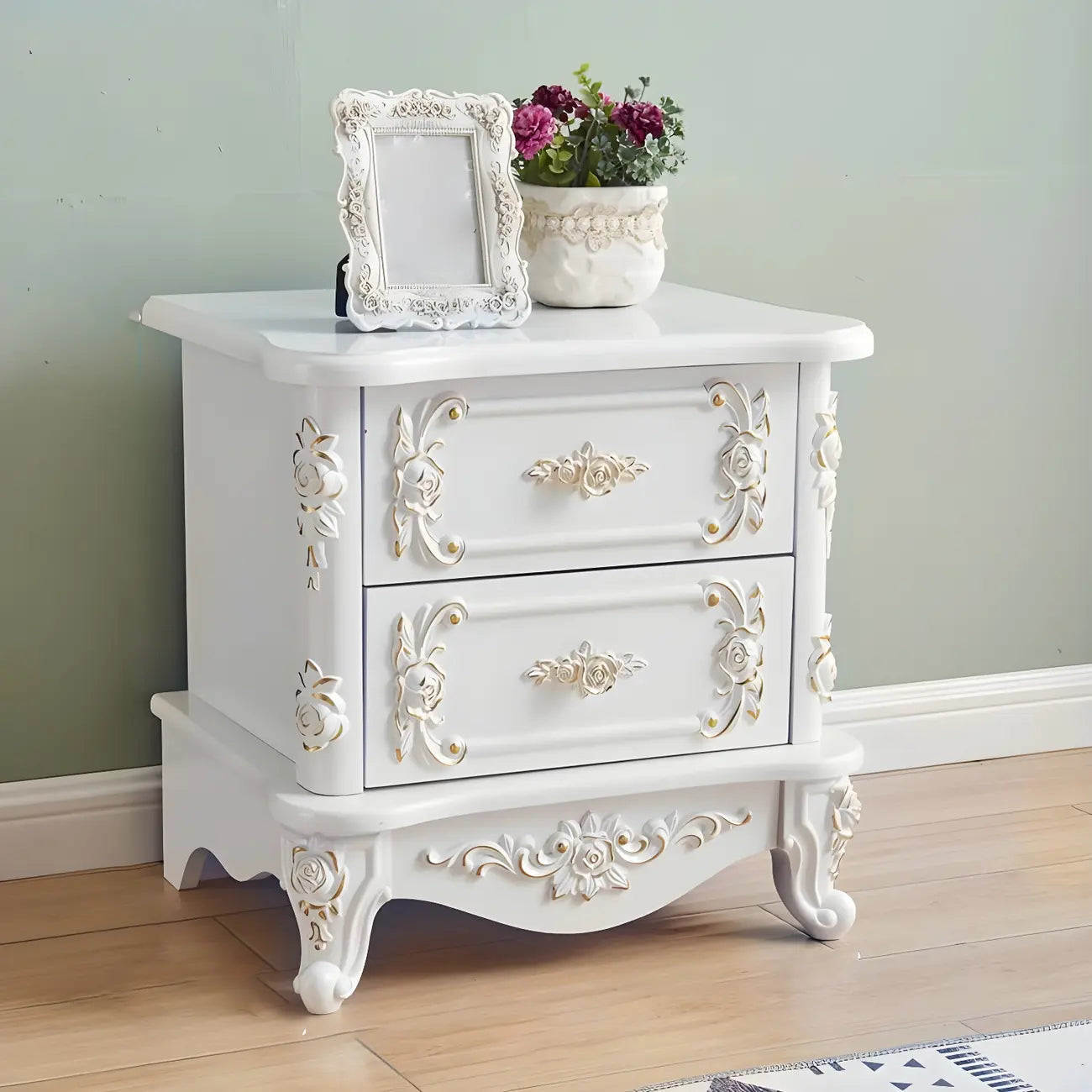 Table de chevet traditionnelle en bois blanc sculpté à 3 tiroirs