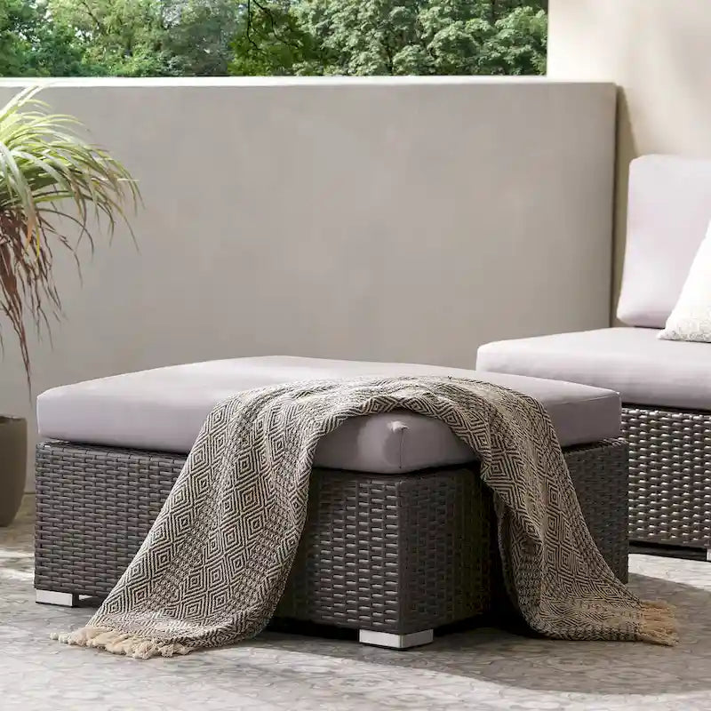 Repose-pieds d'extérieur en osier Santa Rosa avec coussin de Christopher Knight Home