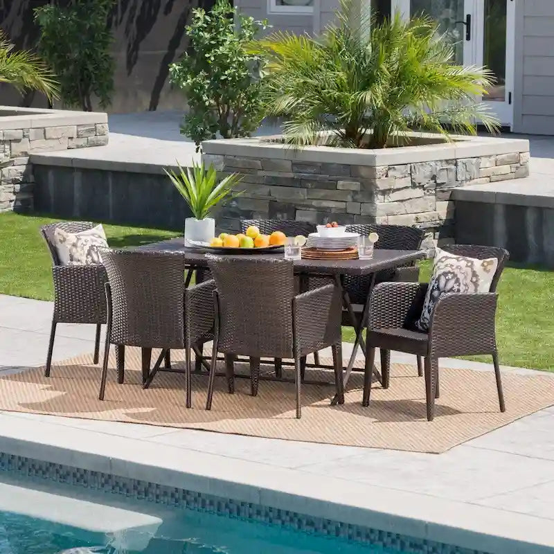 Ensemble de salle à manger extérieur rectangulaire pliable 7 pièces en osier Kylon avec trou pour parasol par Christopher Knight Home