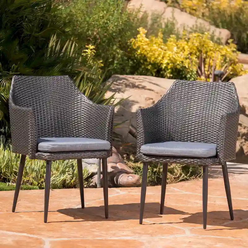 Ensemble de salle à manger rond 5 pièces d'extérieur en osier et béton léger Nyla avec coussins par Christopher Knight Home