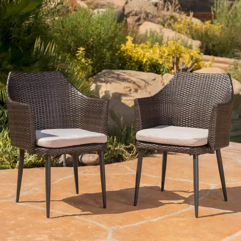 Ensemble de salle à manger rond 5 pièces d'extérieur en osier et béton léger Nyla avec coussins par Christopher Knight Home