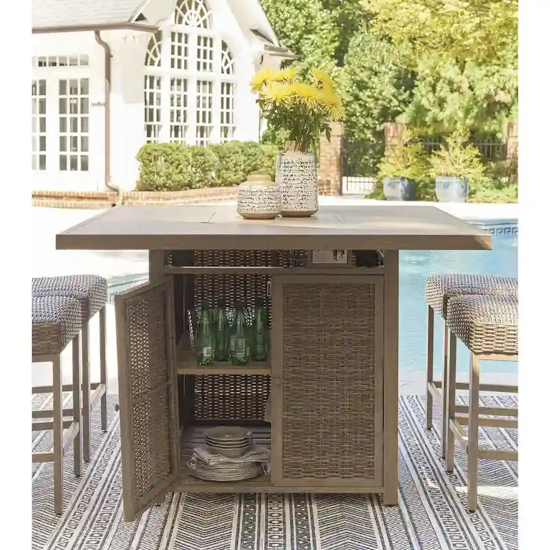 Signature Design by Ashley Table de bar d'extérieur avec foyer Walton Bridge Driftwood – 55,75 L x 55,75 P x 39,13 H po