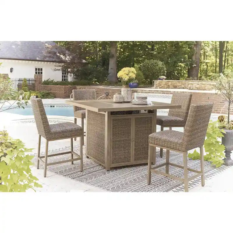Signature Design by Ashley Table de bar d'extérieur avec foyer Walton Bridge Driftwood – 55,75 L x 55,75 P x 39,13 H po