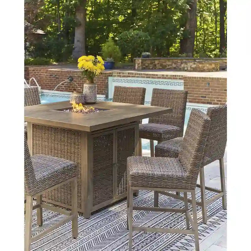 Signature Design by Ashley Table de bar d'extérieur avec foyer Walton Bridge Driftwood – 55,75 L x 55,75 P x 39,13 H po