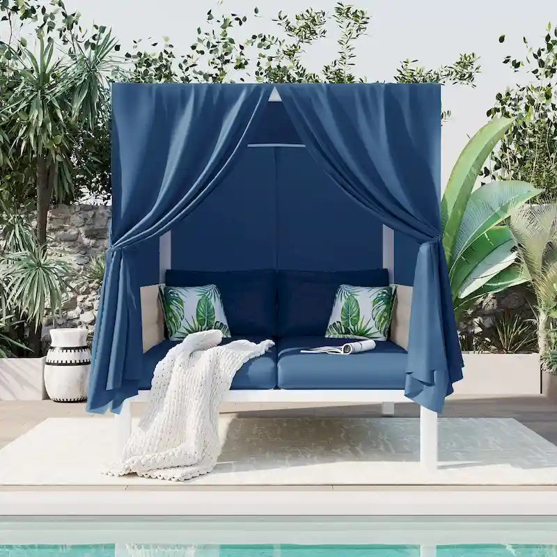 Lit de soleil de patio extérieur avec rideaux