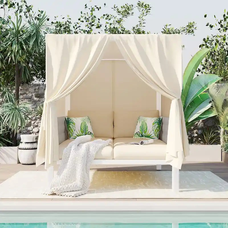 Lit de soleil de patio extérieur avec rideaux