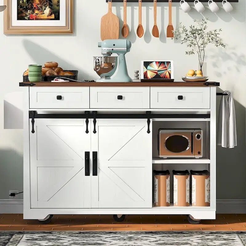Meuble d'îlot de cuisine de style campagnard avec roulettes et prise de courant