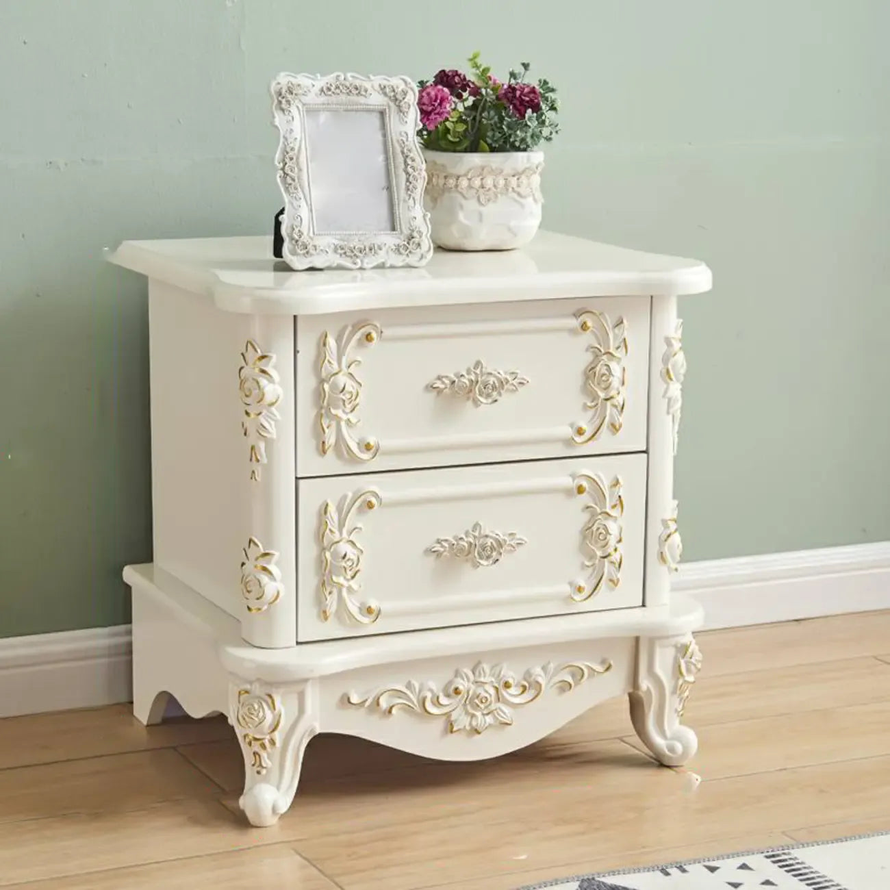 Table de chevet traditionnelle en bois blanc sculpté à 3 tiroirs