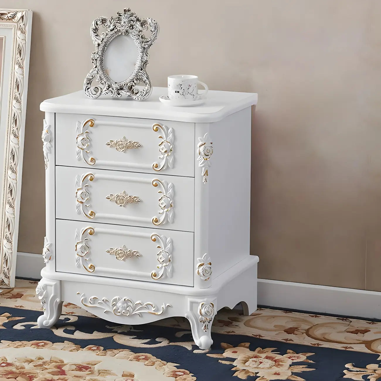 Table de chevet traditionnelle en bois blanc sculpté à 3 tiroirs