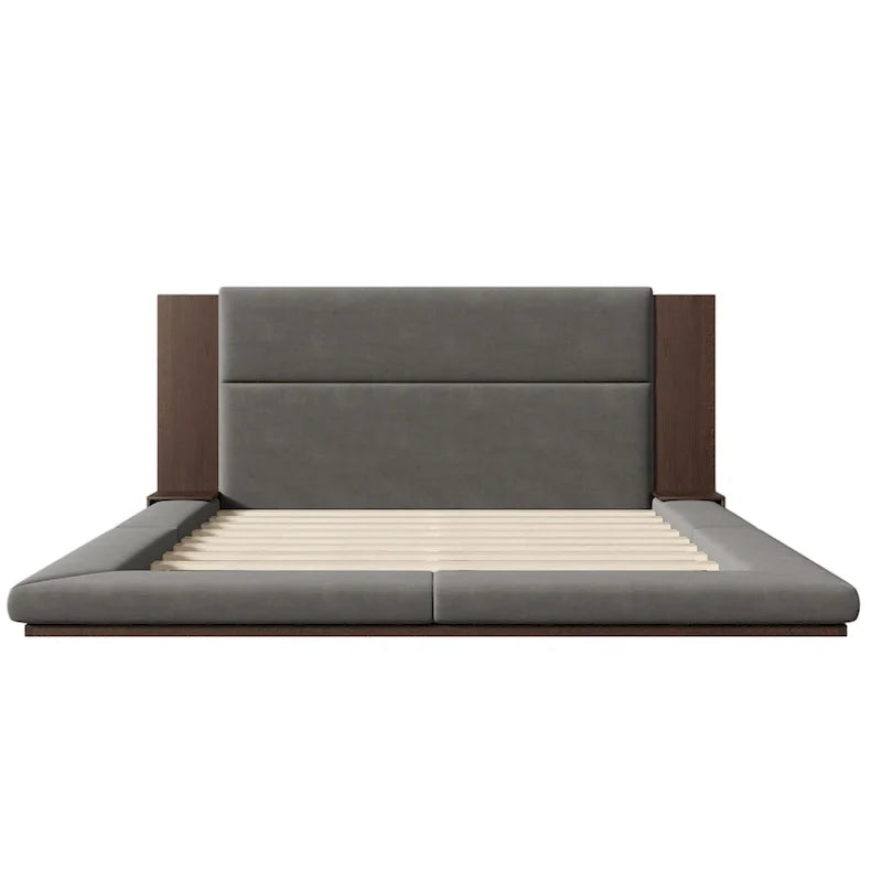 Lit rembourré King Gray Floor à profil bas avec tête de lit en bois étendue, étagères de chevet intégrées