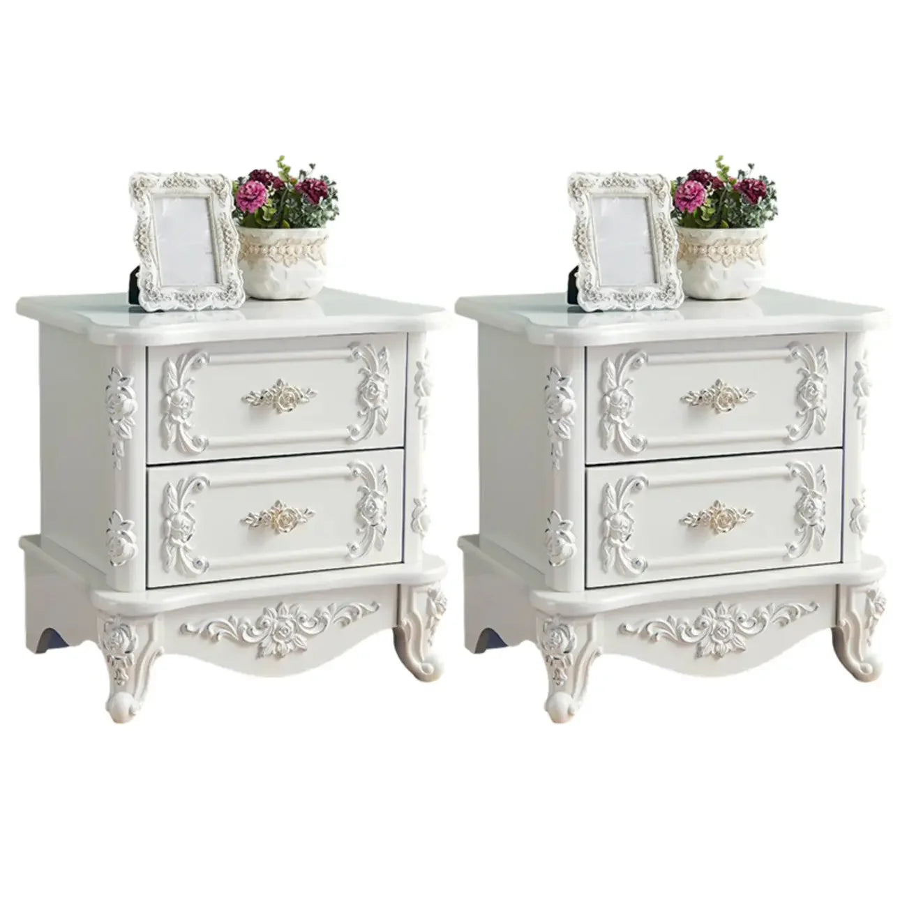 Table de chevet traditionnelle en bois blanc sculpté à 3 tiroirs