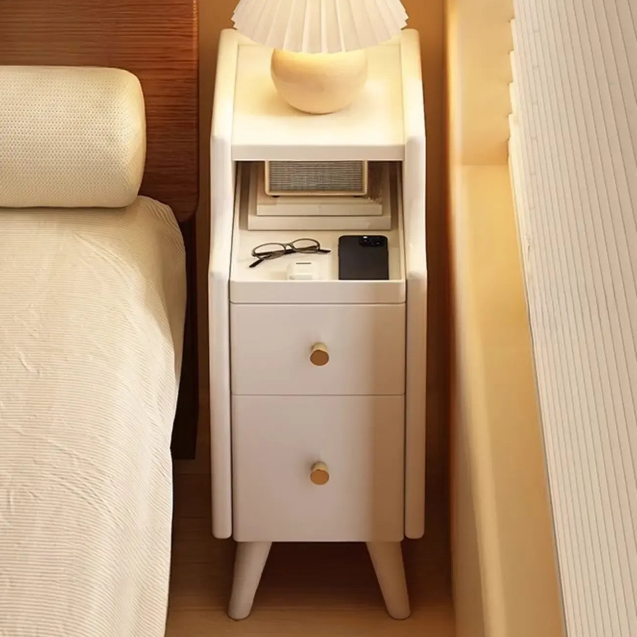 Tables de chevet étroites en bois blanc avec tiroirs