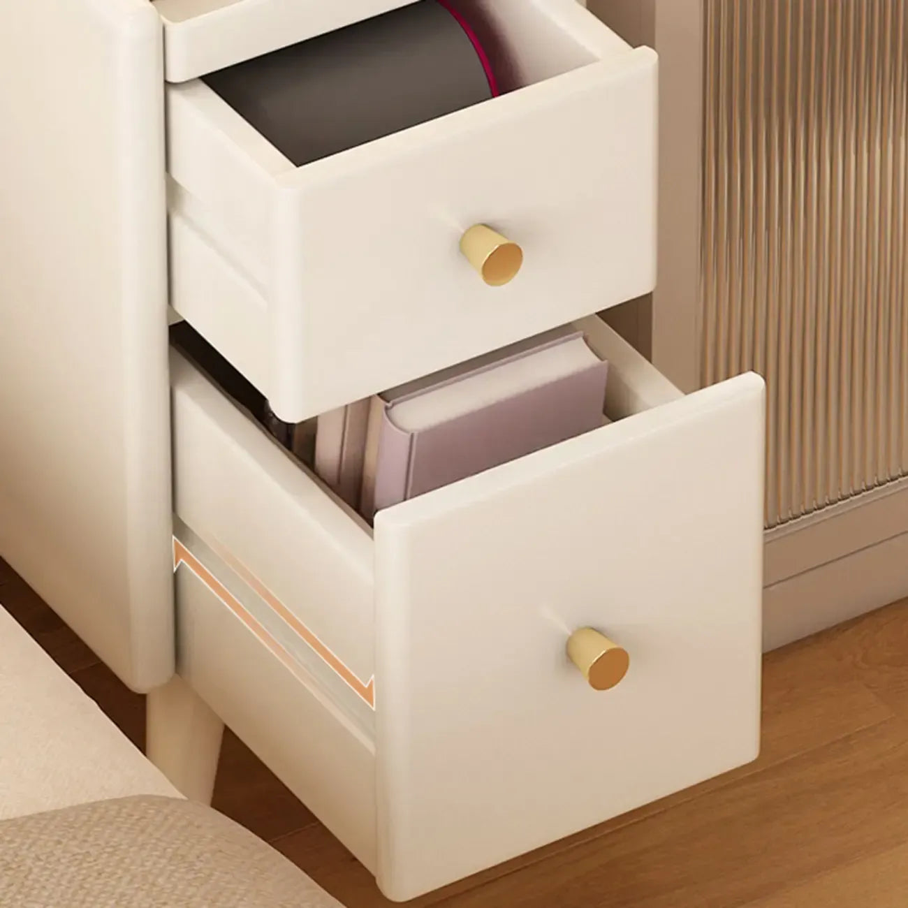 Tables de chevet étroites en bois blanc avec tiroirs