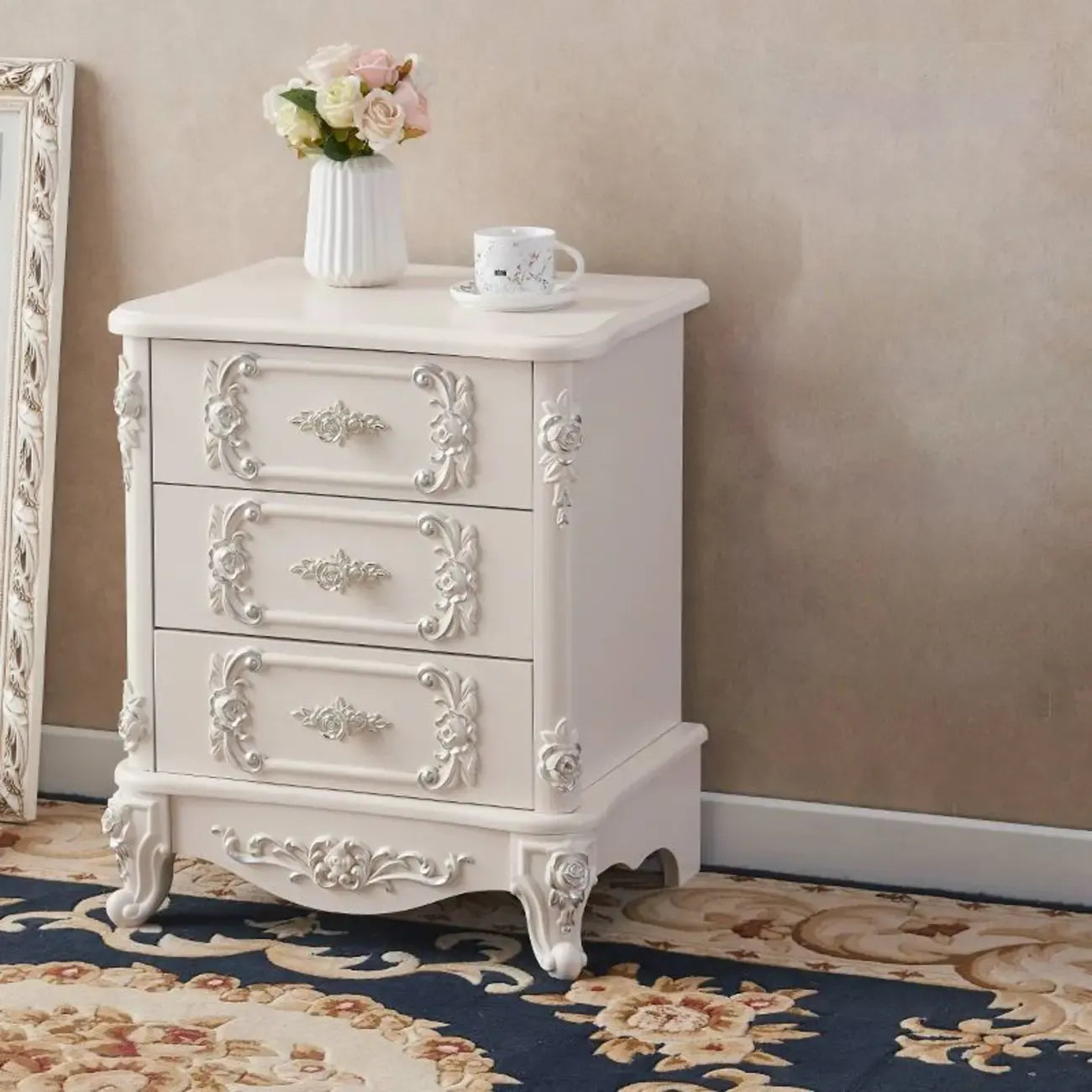 Table de chevet traditionnelle en bois blanc sculpté à 3 tiroirs
